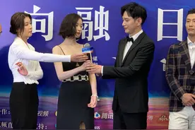 倪妮拍《1921》入行9年首次剪短发 搭档黄轩精益求精打磨“火种”独白图片