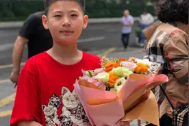 “一举夺魁、棒棒的！”济南中考考点外成“花的海洋”图片