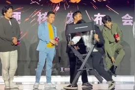 《怒火·重案》合影C位留给了一把空导演椅，主演甄子丹谢霆锋现场落泪图片