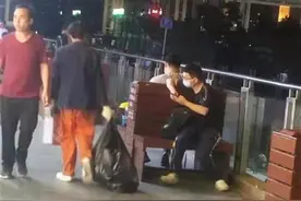 索要矿泉水瓶未果，拾荒男拿起锤子砸椅子“抖狠”，多方地毯式搜寻将其控制图片