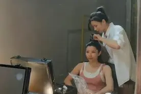 洛神水赋舞者揭秘水下妆容：喷三次定妆喷雾，鱼胶粉固定头发视频封面