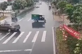 阜阳：急打方向 轿车180度旋转撞上三轮车图片