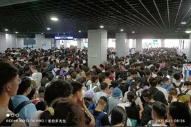 泰山游客滞留大喊“开门”，景区：索道维修，运力有限造成拥挤图片