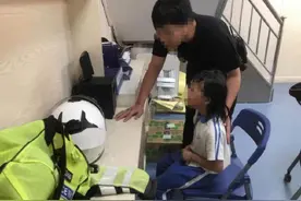 女孩坐路边哭泣，交警暖心安慰图片