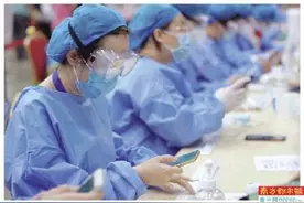 “防护服里的衣服鞋子都湿了，脚套都能倒出水”图片