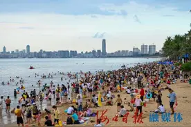 14万人海口假日海滩洗龙水，这场面图片