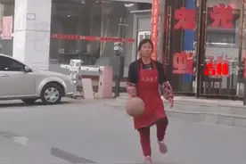 饭店阿姨当街花式运球，网友：阿姨曾经也是个王者图片