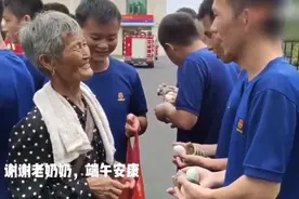 可爱的人！去年抗洪被救的奶奶给消防员送粽子：我来看看孩子们图片