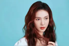 金晨身穿清新薄荷绿蓬蓬裙 甜美复古又飒爽图片