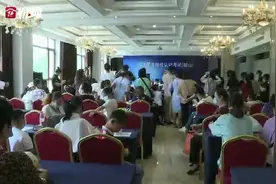 祖孙齐上阵 玩转小魔方图片