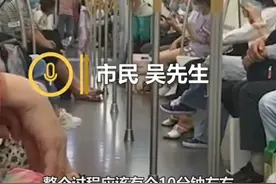 武汉地铁内女孩爬杆翻跟头，还有惊险动作，网友：熊孩子都有一个熊家长图片