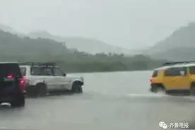 81名游客自驾30多辆越野车“挑战渡河”被困洪水！车友惊呼：完了完了图片