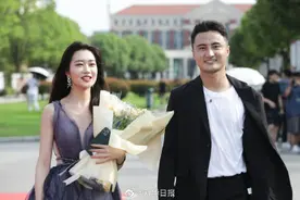 南京高校举行毕业走红地毯仪式图片