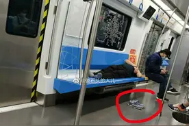 北京一男子地铁脱鞋霸座睡觉，几站后鞋不见了，网友：鞋看不下去自己下车了图片