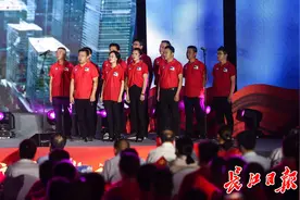 在歌声中重温党史，“红色音乐主题党课”走进建设工地图片