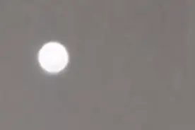 贵阳上空出现圆形不明发光体 市民：难道是UFO？图片