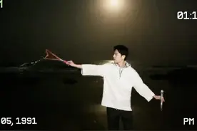 工作室晒肖战海边夜游视频 唱歌玩泡泡机画面治愈图片