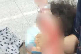 今早杭州拱宸桥东地铁站，一乘客不慎摔倒伤及动脉，人群中冲出救命的救护培训师图片