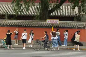 拍照站路中央，拍视频让行人靠边，网红地“打卡”变打扰图片