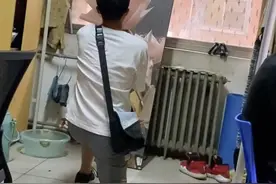 撒狗粮！郑州一大学生对镜子反复演练单膝跪地给女友送花，网友：柠檬树下的你和我图片