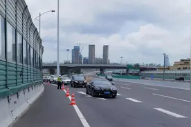 珠海男子高速开车被人追了一路！还朝他喊话！下车吓了一跳图片
