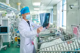 揪心！妈妈抱伢在阳台乘凉，3个月大女婴从手中滑脱坠楼……图片