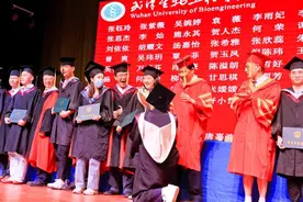 在一起的第1314天，武汉大学生在毕业典礼上成功求婚图片
