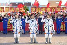出征仪式上，航天员手上拎的小箱子是干啥用的？图片