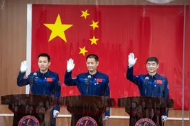 神舟十二号首飞空间站，入住“三人间”带了几套衣服？揭秘聂海胜等航天员换装图片