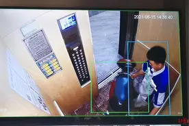 四川乐山一小区安装“神器”：电动车一进电梯，立马声光警告并“罢工”图片