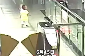 粗心妈妈玩手机，两岁萌娃独自“乘梯”，幸亏地铁小姐姐飞奔抱起图片