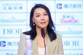 郑云龙首次登上大银幕，在《柳浪闻莺》里“隔扇羞窥意中人”图片