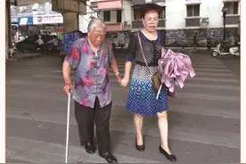 连医护人员都以为是亲母女！85岁老人孤独度日，身边出现个“女儿”图片