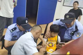 孩子的大拇指被杯盖卡住，民警和消防一通“奶爸”式操作图片