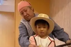 69岁洪金宝陪孙子开心玩耍 互动画面十分温馨图片