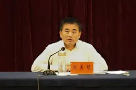 在中纪委严查“灯下黑”的他有新职，回老家先吃父母剩菜馋馋嘴图片
