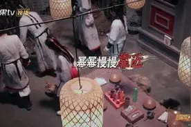 杨幂节目中展露抓鸡天赋 独自行动，一只手就搞定了图片