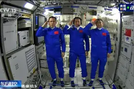 3名航天员在太空向全国人民敬礼图片