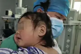 1岁女娃手术后醒来大哭，张家界男医生秒变“暖爸爸”，宝宝在他怀里安心睡着图片