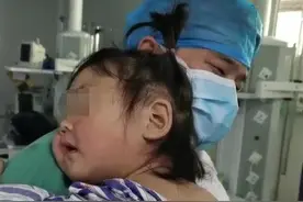 1岁女娃手术后醒来大哭，张家界男医生秒变“暖爸爸”，宝宝在他怀里安心睡着图片