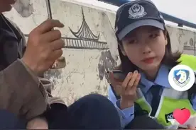 小姐姐，你雨中的样子真美！杭城街头一幕，看得很多人鼻酸……图片