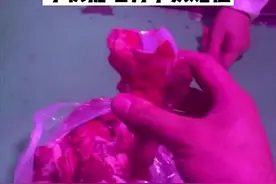 顾客买排骨被夹杂其他碎肉过秤，小伙据理力争获赔偿图片