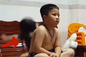 妹妹摔倒，7岁哥哥秒反应抱起妹妹安慰，妈妈：这不是第一次了图片