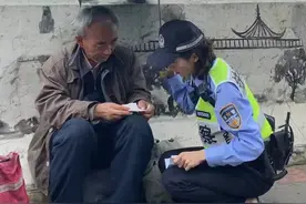 杭州女骑警雨中救助流浪者：不是工作范围，但看到了肯定会管图片