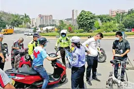 光明交警开展非机动车整治行动图片