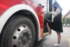 @女同胞，夏季乘公交，这些位置咱要当心“走光”图片