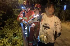 花式被卡！西宁一女子深夜被困路边......图片