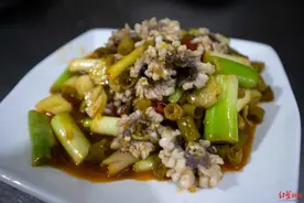 网传市民买到煮不烂嚼不动的“橡胶鱼”？餐馆老板：可以十三吃，口感如掌中宝图片