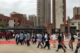 2021西安中考丨西安家长头戴应援头箍 身穿旗袍为考生加油图片