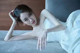 张小斐优雅出席颁奖典礼 白色蝴蝶结礼服裙剪裁别致图片